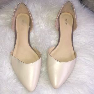 SZ 7 cream, gold pointed flats - great condition